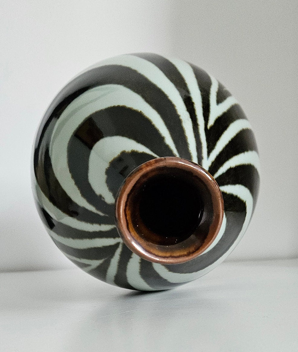 Retro Swirl Design Ceramic Vase