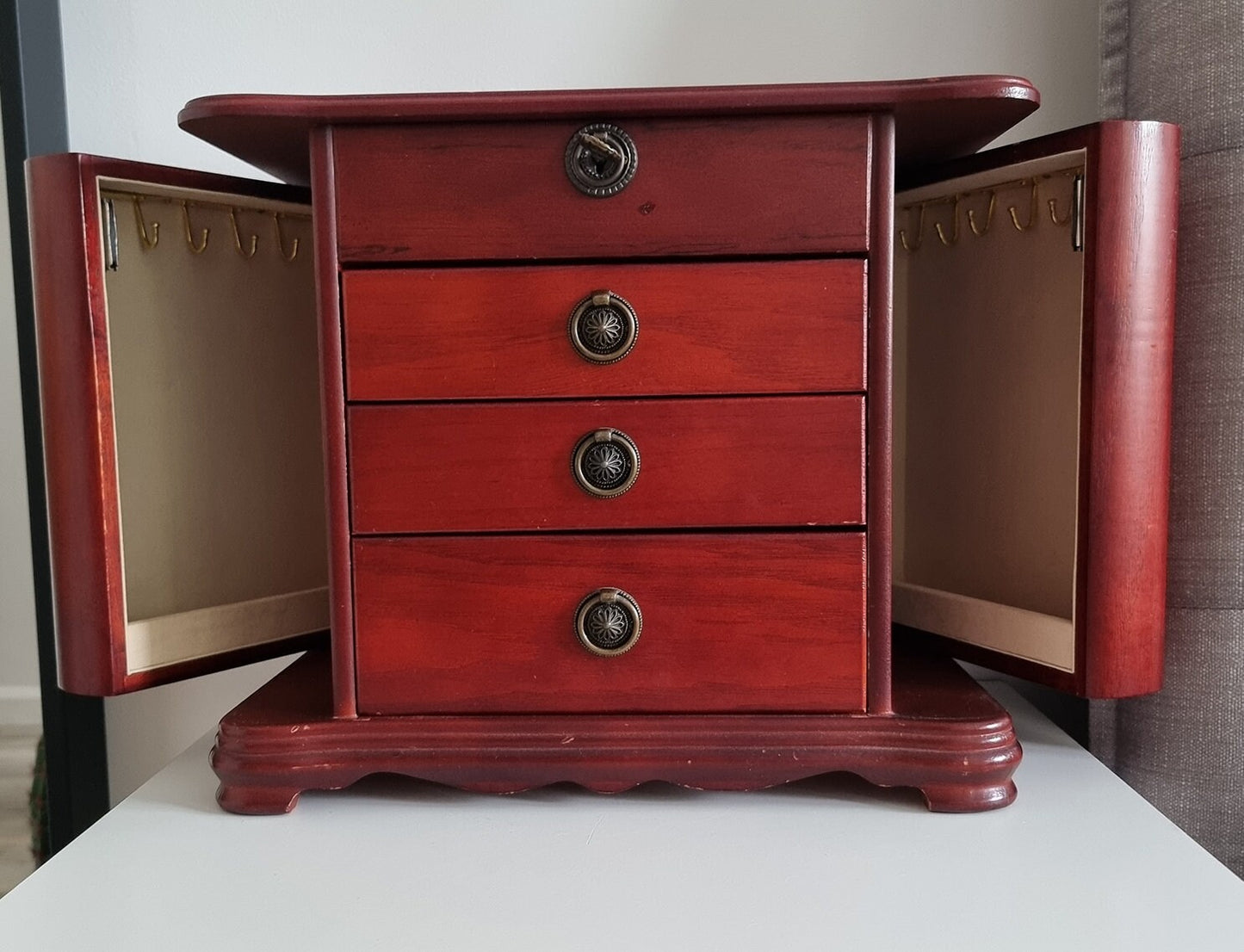 Vintage Large Wooden Locking Jewellery Box/Chest